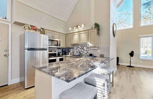 Sapphire Condo | Studio in the Heart of Sapphire, NC: Pool, Golf Course, Dog-Friendly, & More