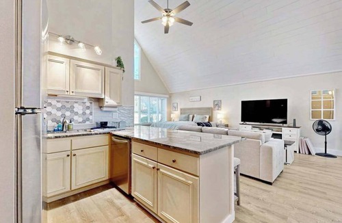 Sapphire Condo | Studio in the Heart of Sapphire, NC: Pool, Golf Course, Dog-Friendly, & More