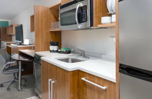North Charleston Hotel | Studio w/2 Queens & Kitchenette; Free Hot Breakfast | 1 mi to Tanger Outlets