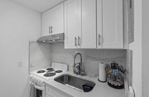 Central Fort Lauderdale Apartment | Studio w Peacocks Managed by BNR Vacation Rentals