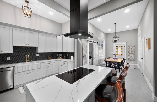 Fuquay-Varina House | Stunning 1890s Victorian · 7BR/4BA · Sleeps 14