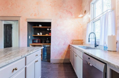 Thomas Square Apartment | Stunning 2Bed Apt near Historic District Walkable