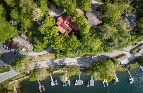 Cullowhee House | Stunning 4BR Retreat, Deck, Ping Pong, Near Marina