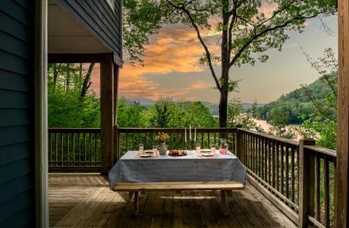 Glenville House | Stunning 4BR Retreat Deck Ping Pong Near Marina
