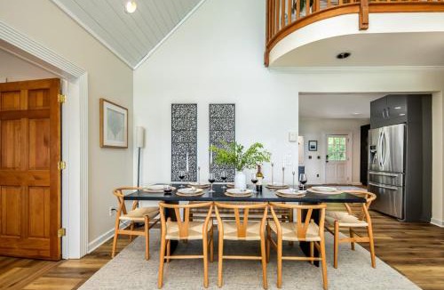 Glenville House | Stunning 4BR Retreat Deck Ping Pong Near Marina