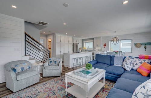 South End House | Stunning 4BR Home/2nd Row/Ocean Views + Parking for 5 vehicles