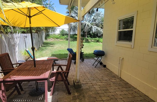 Oakview Heights Apartment | Stunning Art Studio at the Beach!