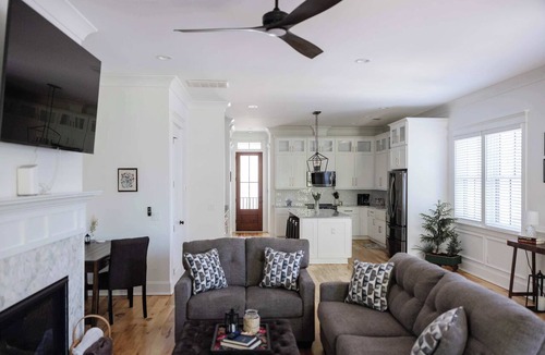 Metropolitan House | Stunning Downtown 3BD-2.5BA Home| Near Forsyth Pk