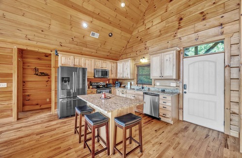 Vein Mountain Cabin | Stunning Mountain Views & Sunsets, Hot Tub + Fire Pit, 4BR Blue Ridge Retreat