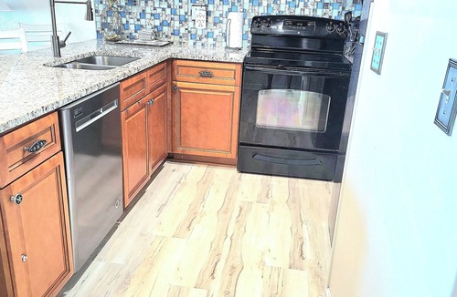 Brush - Stewarts Apartment | Stunning Ocean Sunrise Escape. One Bedroom with full kitchen and free parking