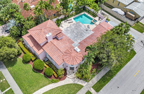 South Lake House | Stunning Tropical Getaway Steps To The Beach- Private Pool And Hot Tub