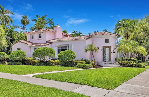 South Lake House | Stunning Tropical Getaway Steps To The Beach- Private Pool And Hot Tub