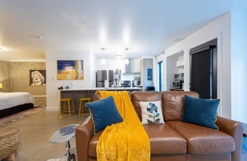 Biddleville Apartment | Stunning Uptown Luxury Apartment