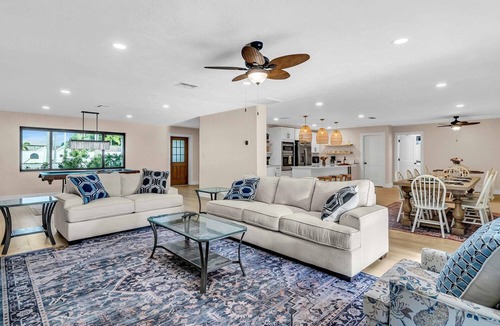 Palma Sola House | Stylish 3000SQFT Pool & Hot Tub Home on Half Acre