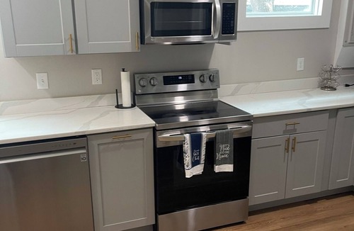 Thomas Square Apartment | Stylish 3BR Apt in Savannah’s Perfect for Nurses, students & Professionals!