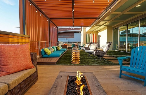 Sobro House | Stylish Accommodation! 4 Modern Suites, Outdoor Pool & Terrace, LIVE Music!