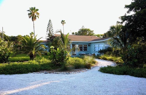 Beau Jeans Of Melbourne Beach House | Stylish, and relaxing in a charming neighbourhood with a secluded local beach.