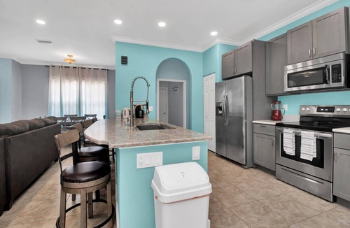 North Port House | Stylish & Bright, Mins to Downtown, Pool, Parking