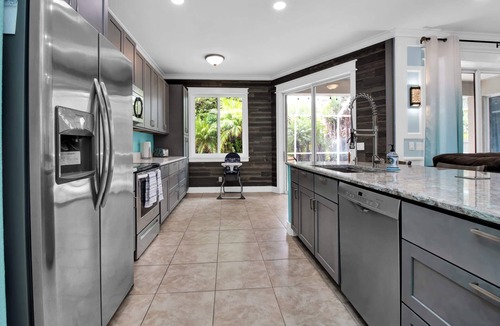 North Port House | Stylish & Bright, Mins to Downtown, Pool, Parking