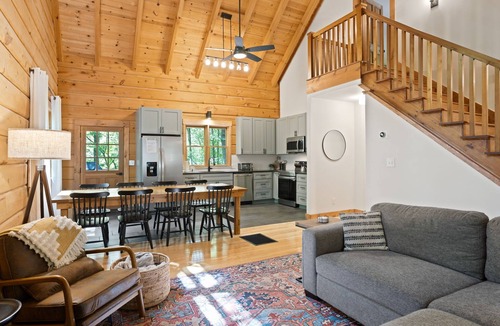 Slater Cabin | Stylish Cabin 10 minutes from Travelers Rest