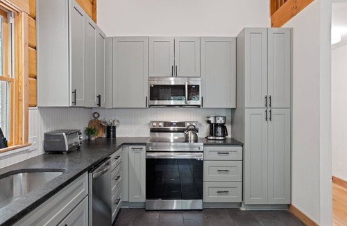 Slater Cabin | Stylish Cabin 10 minutes from Travelers Rest