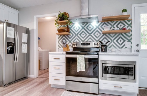 Hinesville House | Stylish Family Friendly Bungalow, Tvs, Royal Beds