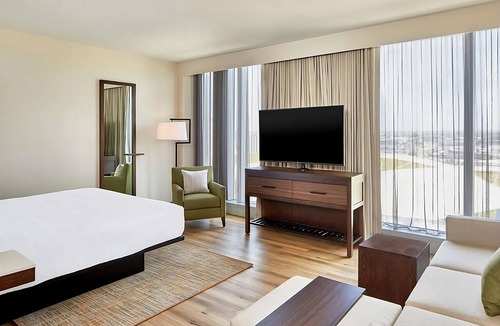 Sobro Hotel | Stylish Getaway near Downtown Nashville! Pets Allowed, Indoor Pool, Kitchenette!