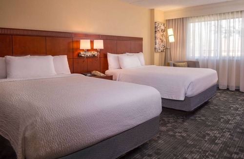 University Place Hotel | Stylish Hideaway Near UNC Charlotte | Pet-Friendly & Enjoy Pool Access