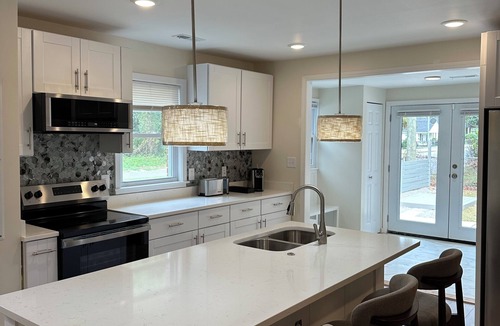 Greenville House | Stylish & Inviting Modern Charm on Nash St. Charming house with fitness room