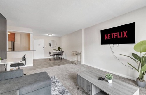 Crabtree Apartment | Stylish King 2BR Suite—in Crabtree Valley Raleigh!
