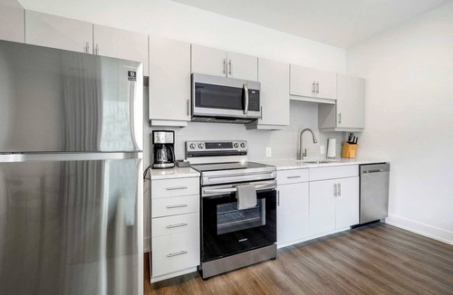 SoNo Apartment | Stylish King Bed Studio Apartment ATL