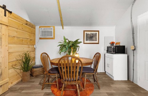 Winona Cabin | Stylish Newly Remodeled Cabin. Sleeps up to 7. Direct Access to Brimstone. Pets