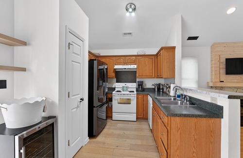 Oakhurst House | Stylish Oakhurst Home Minutes to Uptown