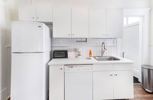 Savannah Victorian District Condo | Stylish & Pet Friendly w/King Beds Near Forsyth Park by Lucky Savannah