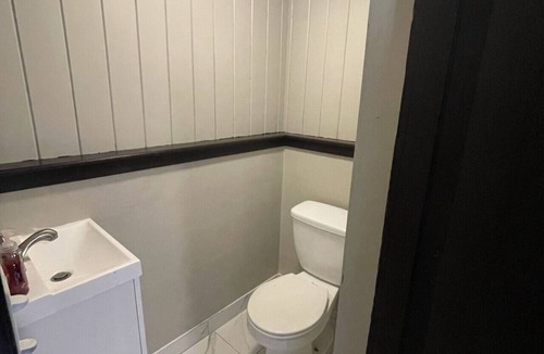 Lake Wales Apartment | Stylish Retreat/86`TV/King Bed/Spa Shower/Shuffleboard/Near the Lake