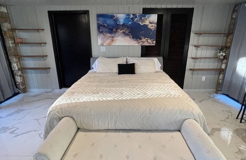 Lake Wales Apartment | Stylish Retreat/86`TV/King Bed/Spa Shower/Shuffleboard/Near the Lake