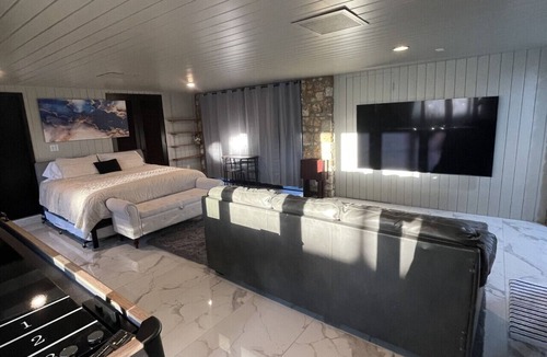 Lake Wales Apartment | Stylish Retreat/86`TV/King Bed/Spa Shower/Shuffleboard/Near the Lake