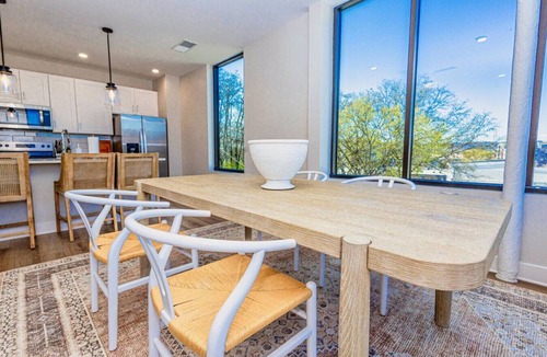 Old City Apartment | Stylish Summit Hill Stay | Balcony + Walk DT