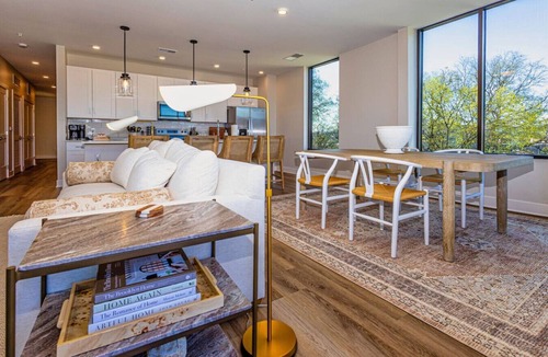 Old City Apartment | Stylish Summit Hill Stay | Balcony + Walk DT