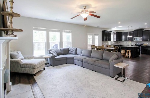 Richmond Hill House | Suburban Escape in Richmond Hill, Fenced Yard+Pets