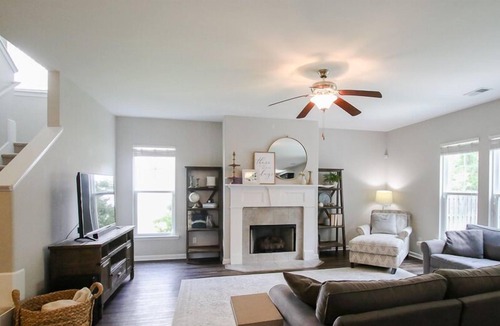 Richmond Hill House | Suburban Escape in Richmond Hill, Fenced Yard+Pets