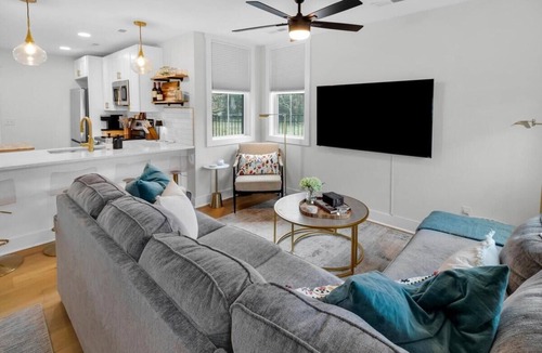 Wilmington House | Suite on Swann - Brooklyn Arts - We LOVE Doggies!