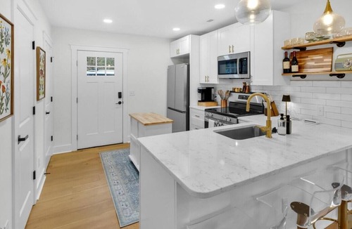 Wilmington House | Suite on Swann - Brooklyn Arts - We LOVE Doggies!