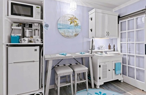Emerald Isle House | Suite Retreat: Queen Suite, Near Beach, Hot Tub, Golf Cart
