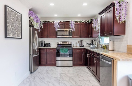 Carver Shores House | Summer Anime 4BR Near Disney Hot Tub + Free Parking