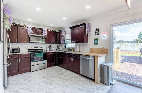 Carver Shores House | Summer Anime 4BR Near Disney Hot Tub + Free Parking