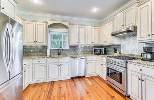 Summerville Cottage | Summerville Historic Bungalow w/Hot Tub