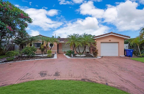 Coral Ridge Isles House | Sun-Filled House with pool By Dream Vacation