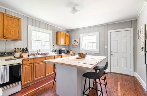 Dilworth House | {Sunflower Morning} A cozy farmhouse-style house in South End HOT TUB!