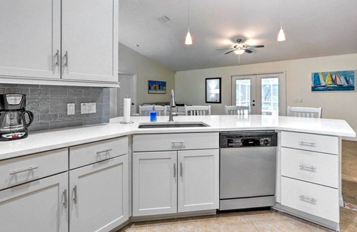 Doral Woods House | Sunlit Doral Woods House w/ Lanai & Heated Pool!